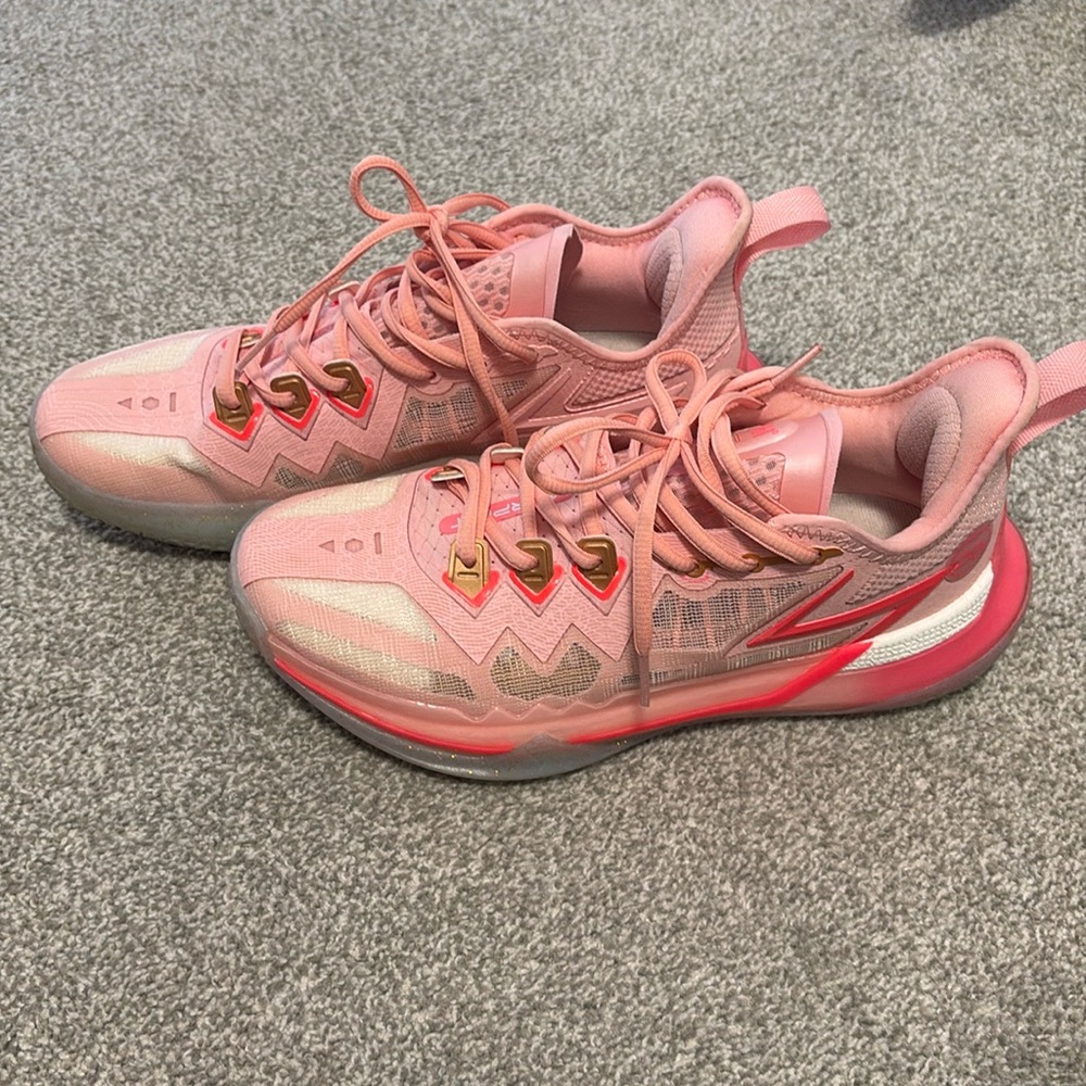 Basketball shoes
